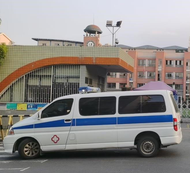 浉河救护车出租护送骨折病人一公里多少钱